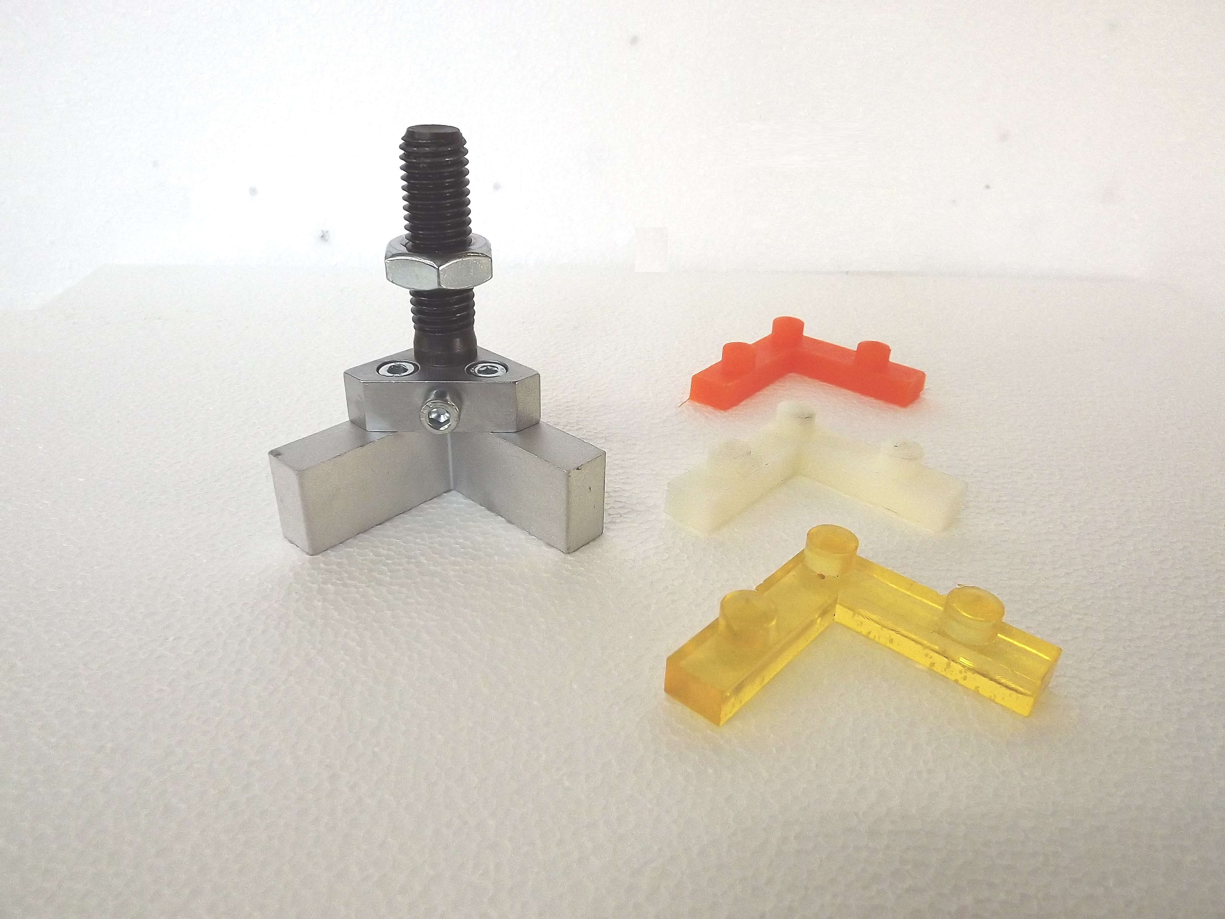 A058 Vertical “L” shaped clamp complete with 3 changeable rubber pad inserts 