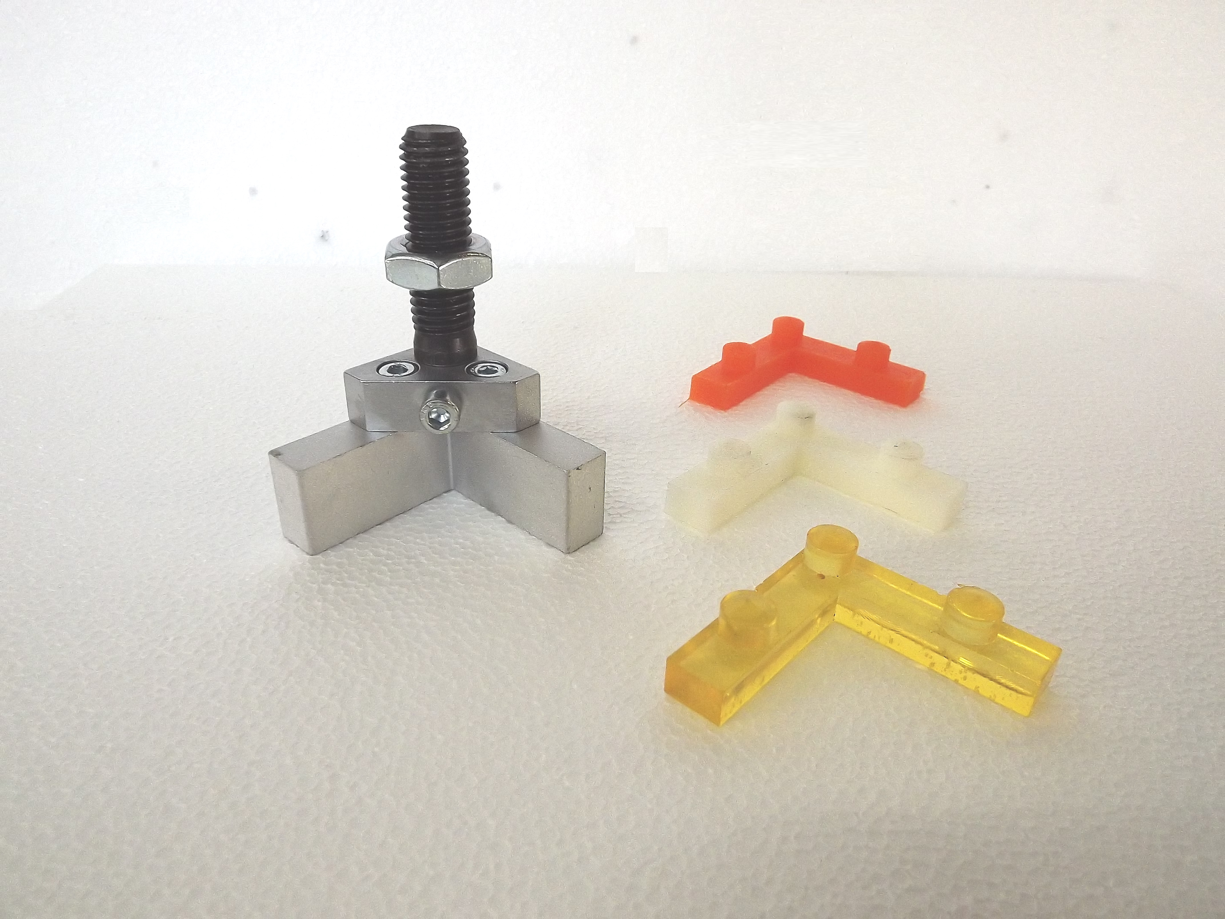 A058 Vertical “L” shaped clamp complete with 3 changeable rubber pad inserts